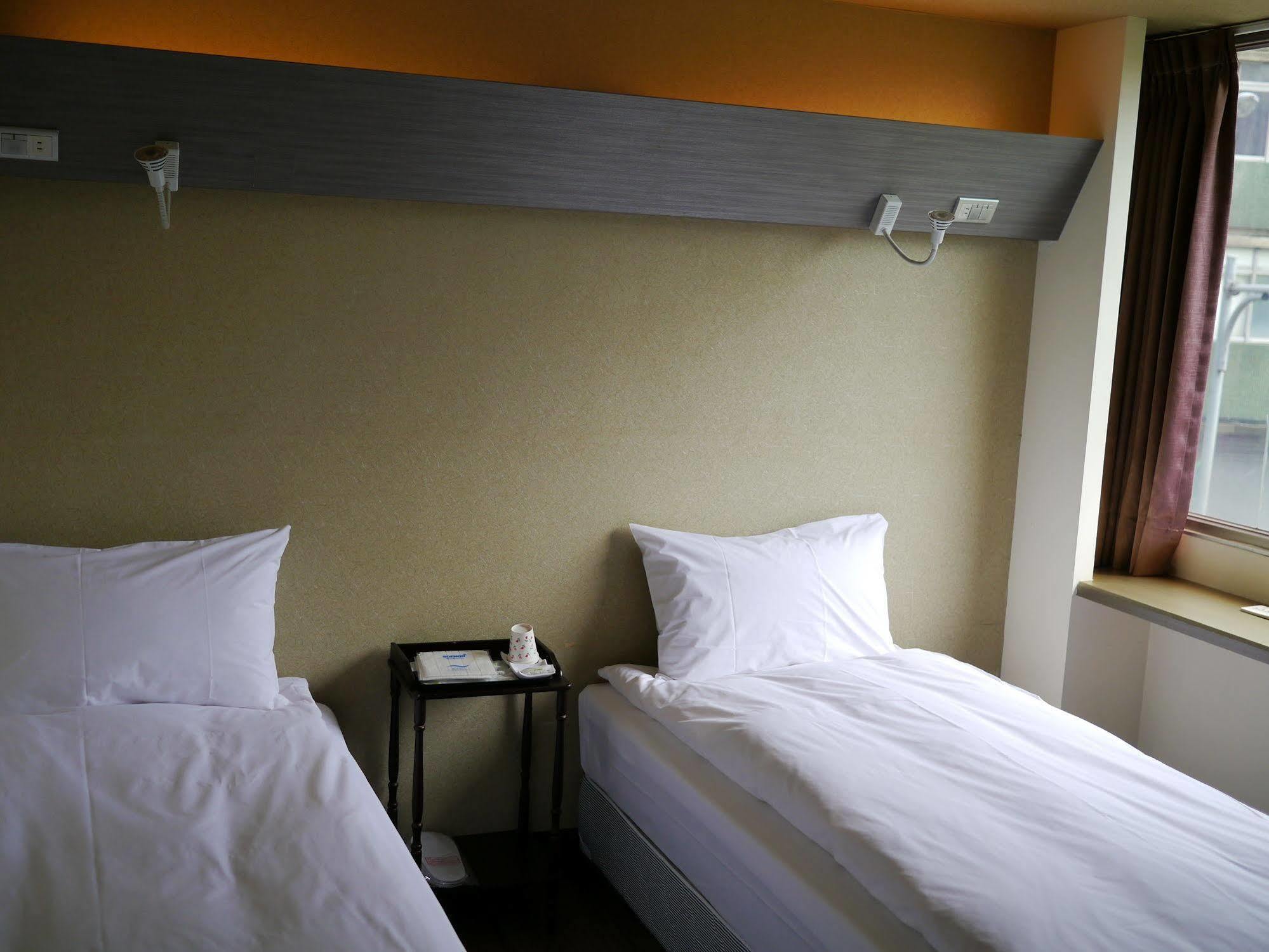 Galaxy Mini Inn Taipei Exterior photo